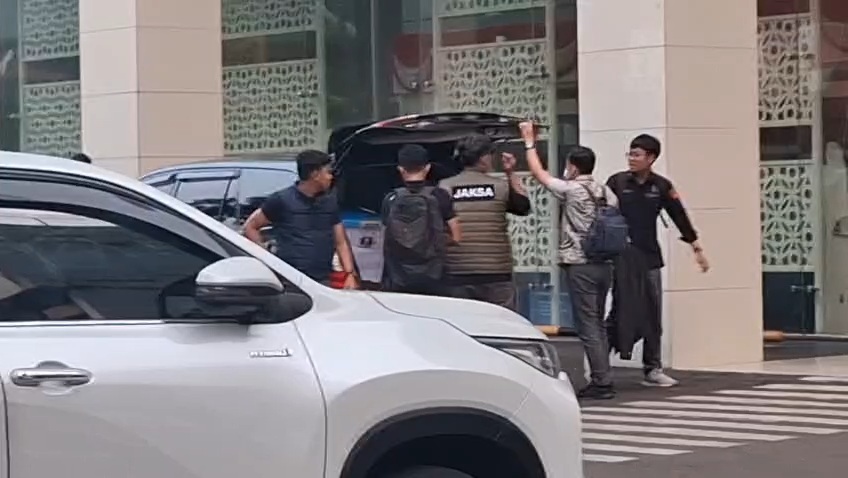 Pejabat Kejagung saat menggeledah Badan Gizi Nasional