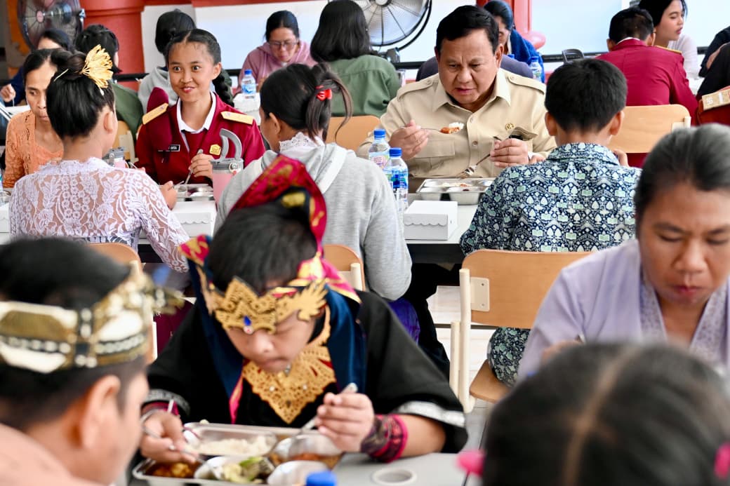 Presiden Prabowo dalam kunjungan ke Sekolah Rakyat Menengah Pertama (SRMP) 17 Tabanan, Bali, Minggu (7/6/2026). (Foto/Setpres)