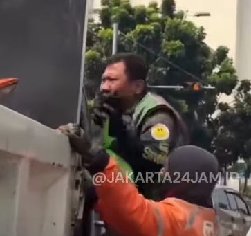 Ojol histeris karena motornya diderek, Jumat (19/6/2026). (BeritaNasional/IG Jakarta24Jam)