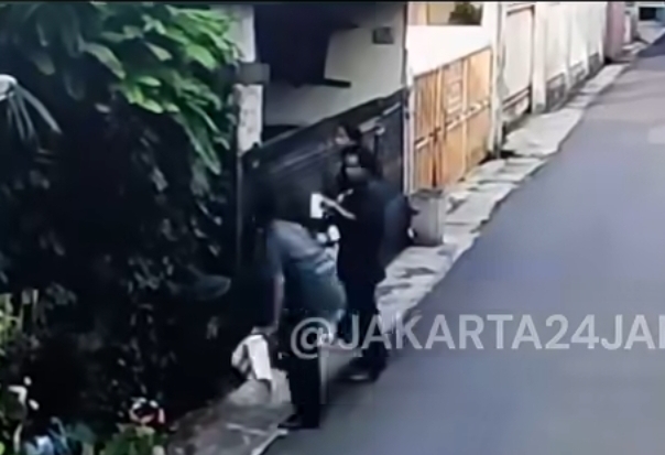 Tiga pengamen tertangkam kamera CCTV membakar pagar sebuah rumah di Pondok Gede. (BeritaNasional/IG Jakarta 24 Jam)