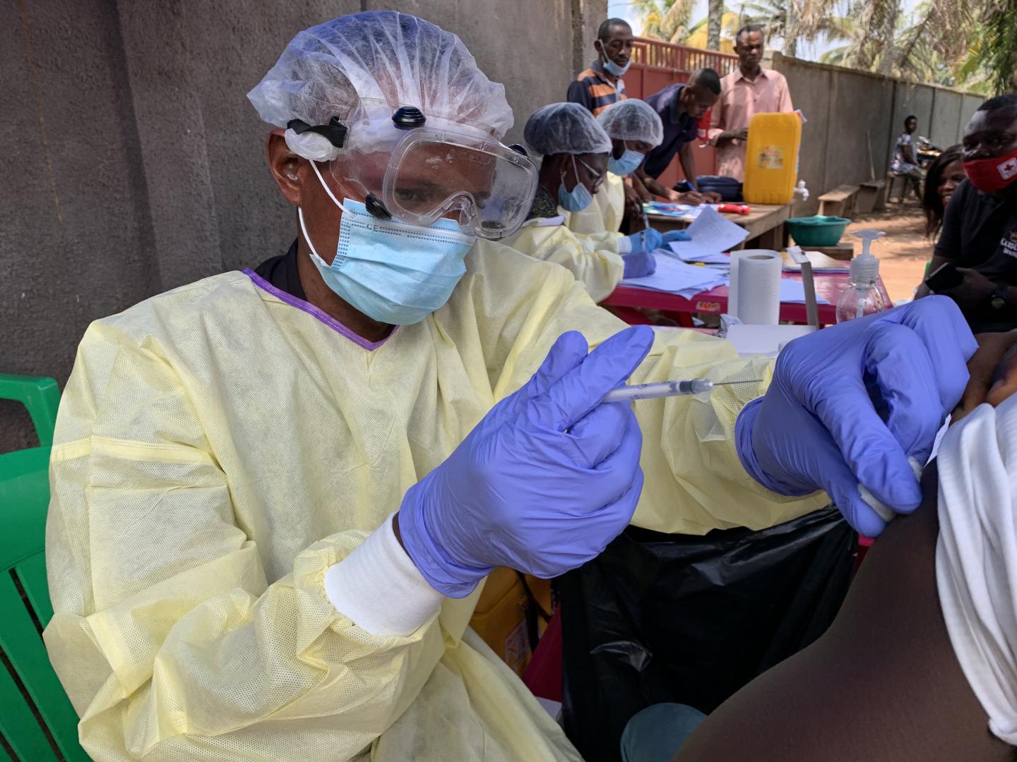 Ilustrasi tenaga kesehatan di Kongo menangani pasien Ebola. (Foto/doc WHO)
