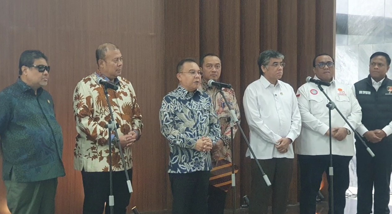 Wakil Ketua DPR Sufmi Dasco (tiga dari kiri) saat konferensi pers di Kompleks Parlemen, Jakarta. (BeritaNasional/Bachtiarudin Alam)