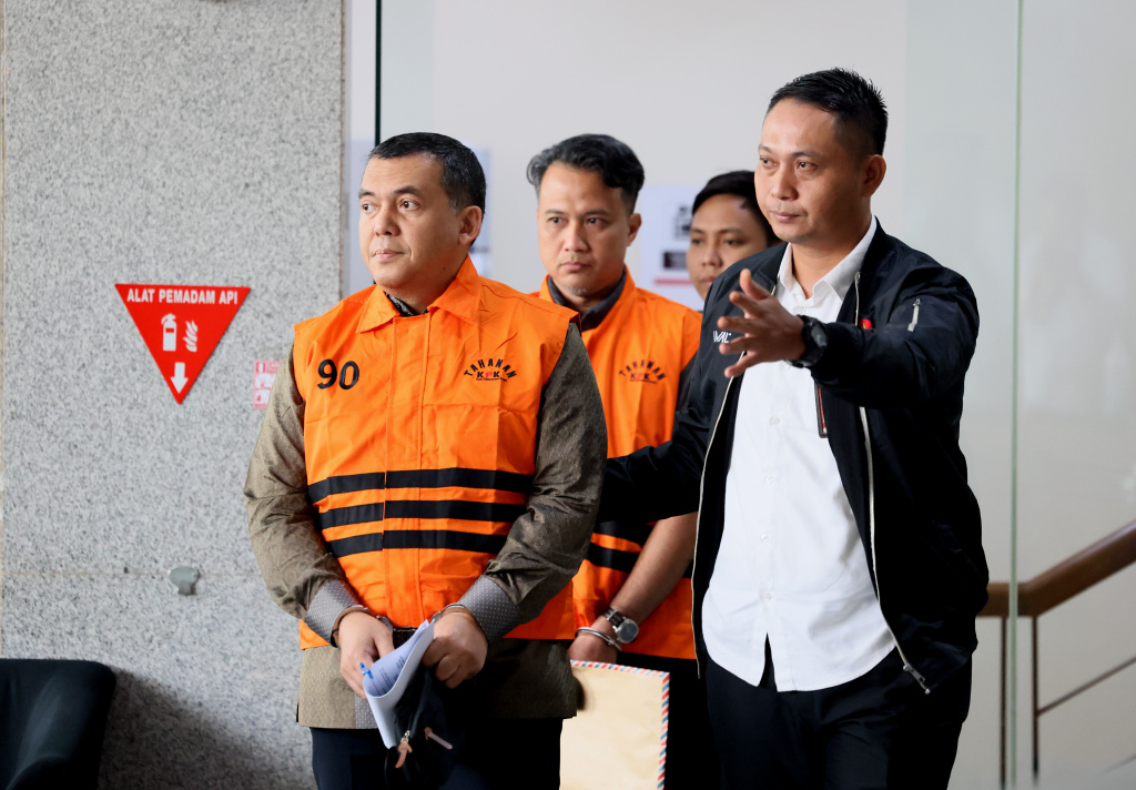 Wakil Menteri Imigrasi dan Pemasyarakatan (Imipas) Silmy Karim (kiri) berjalan dengan mengenakan rompi tahanan dan tangan terborgol usai menjalani pemeriksaan di Gedung Merah Putih KPK, Jakarta, Kamis (4/6/2026). (Beritanasonal.com/HO/Oke Atmaja)