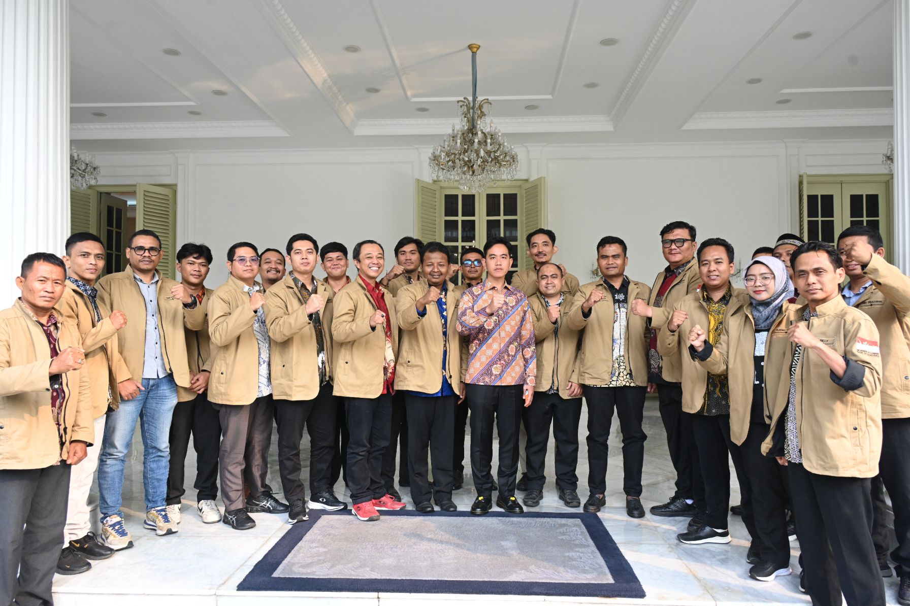 Wapres RI Gibran Rakabuming Raka (tengah) bertemu IKA BEM Nusantara. (BeritaNasional/Istimewa)