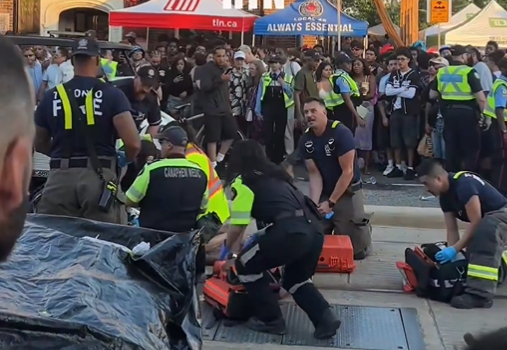 Paramedis sedang merawat korban penembakan di Festival Salsa, Toronto, Kanada, Minggu (12/7/2026). (BeritaNasional/The Globe&News)