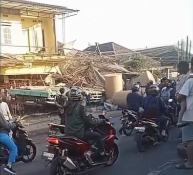 Kondisi pasca-kecelakaan beruntun di Jalan Raya Malang-Surabaya, Pasuruan, Jatim, Senin (27/7/2026) pagi. (BeritaNasional/X Cak Deep)