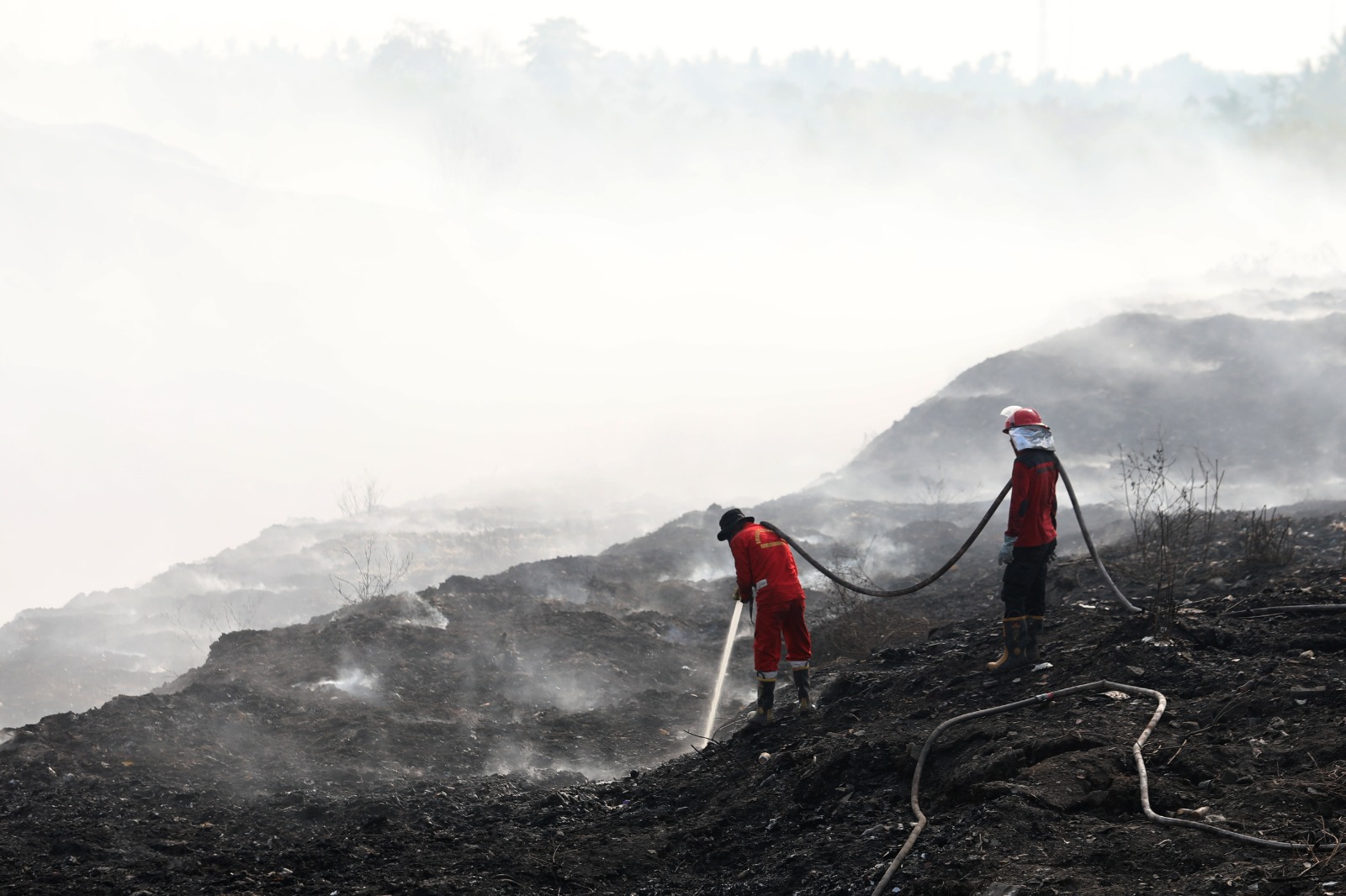 Progress pemadaman TPA Jatiwaringin, Tangerang, Banten, Senin (6/7/2026). (BeritaNasional/BNPB)
