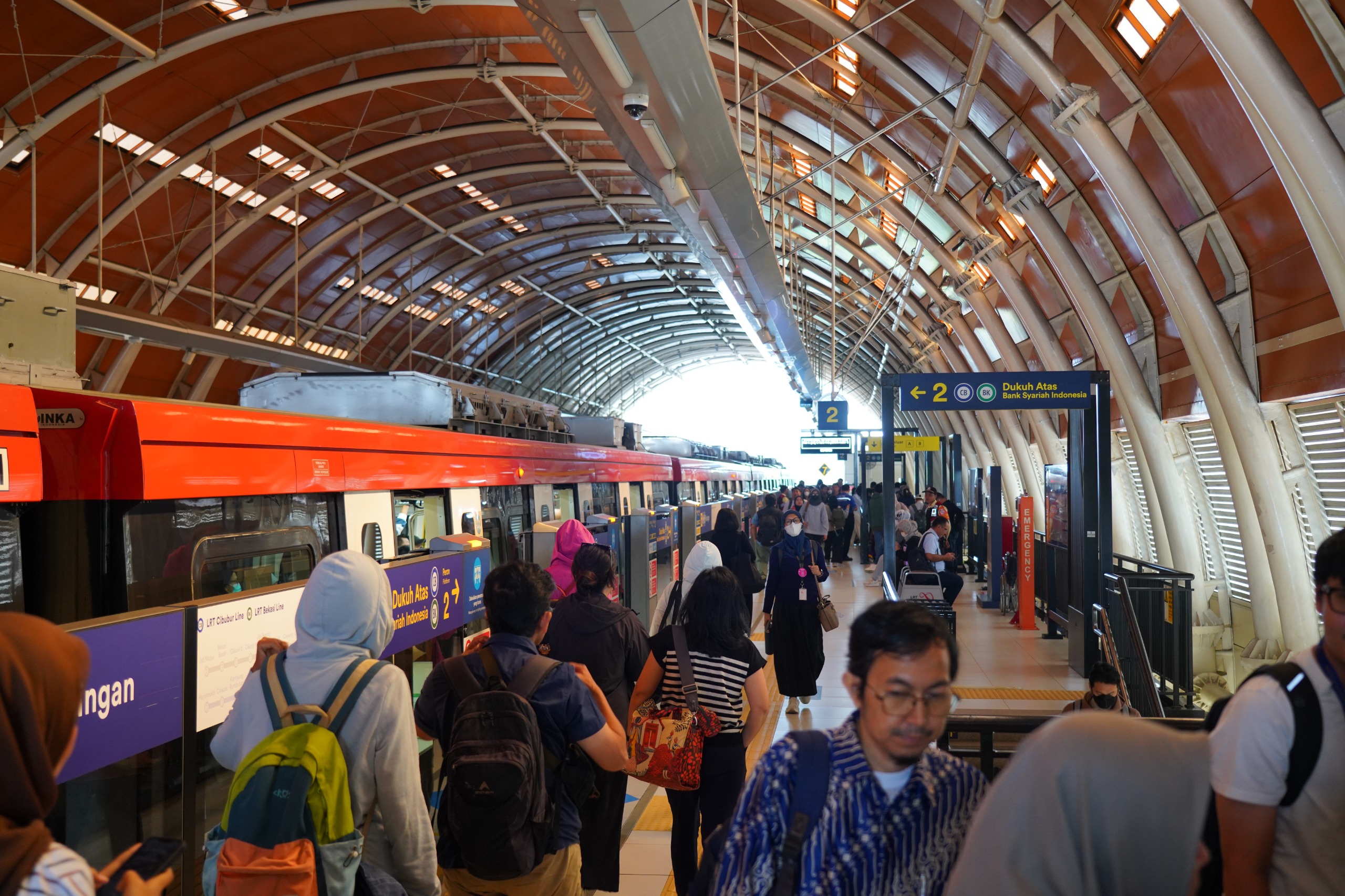 Penumpang penuhi stasiun LRT pada jama sibuk. (BeritaNasional/dok LRT)