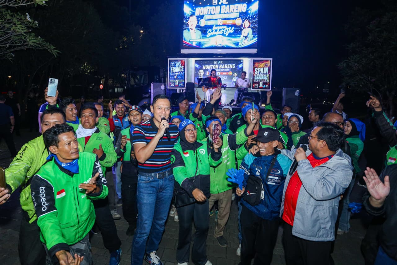 AHY Nobar Semifinal Piala Dunia 2026 Bersama Ojol. (Foto/Demokrat)