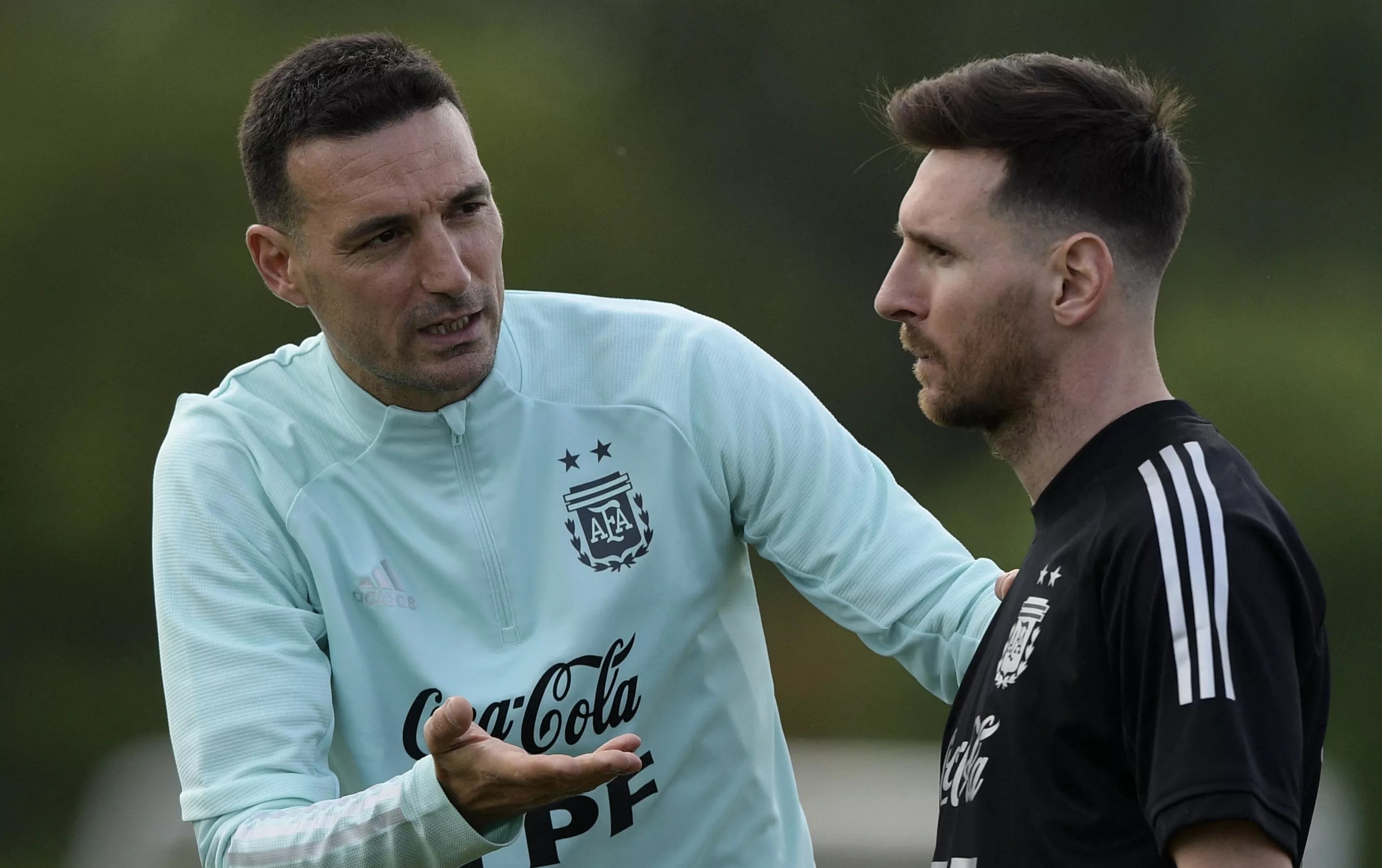 Pelatih Argentina Lionel Scaloni (kiri) memberikan instruksi kepada Lionel Messi. (Foto/FIFA.com)