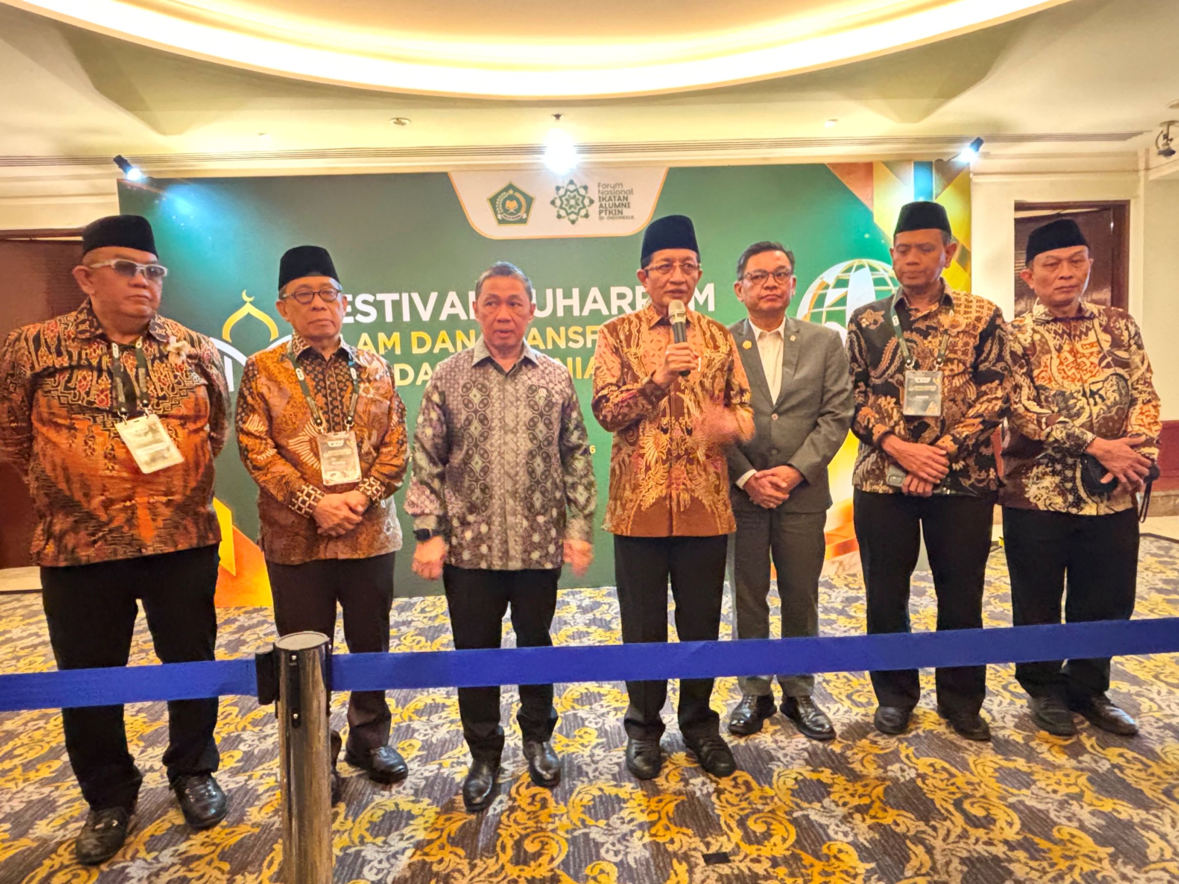 Menag Nasaruddin Umar (tengah) bersama IKA PTKIN di Jakarta, Selasa (14/7/2026). (BeritaNasional/Lydia)
