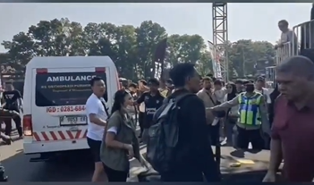 Puluhan penonton terluka akibat tribun VIP ambruk di ajang Kejuaraan Nasional Drift Speed Fest di GOR Satria, Purwokerto, Banyumas, Jateng, Minggu (26/7/2026). (BeritaNasional/X Michie)
