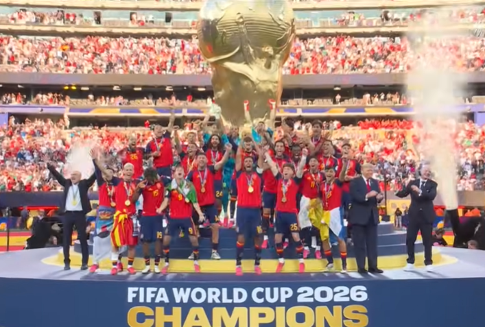 Presiden AS Donald Trump bergabung dalam penyerahan trofi Piala Dunia 2026 ke Spanyol. (BeritaNasional/YT SBS)