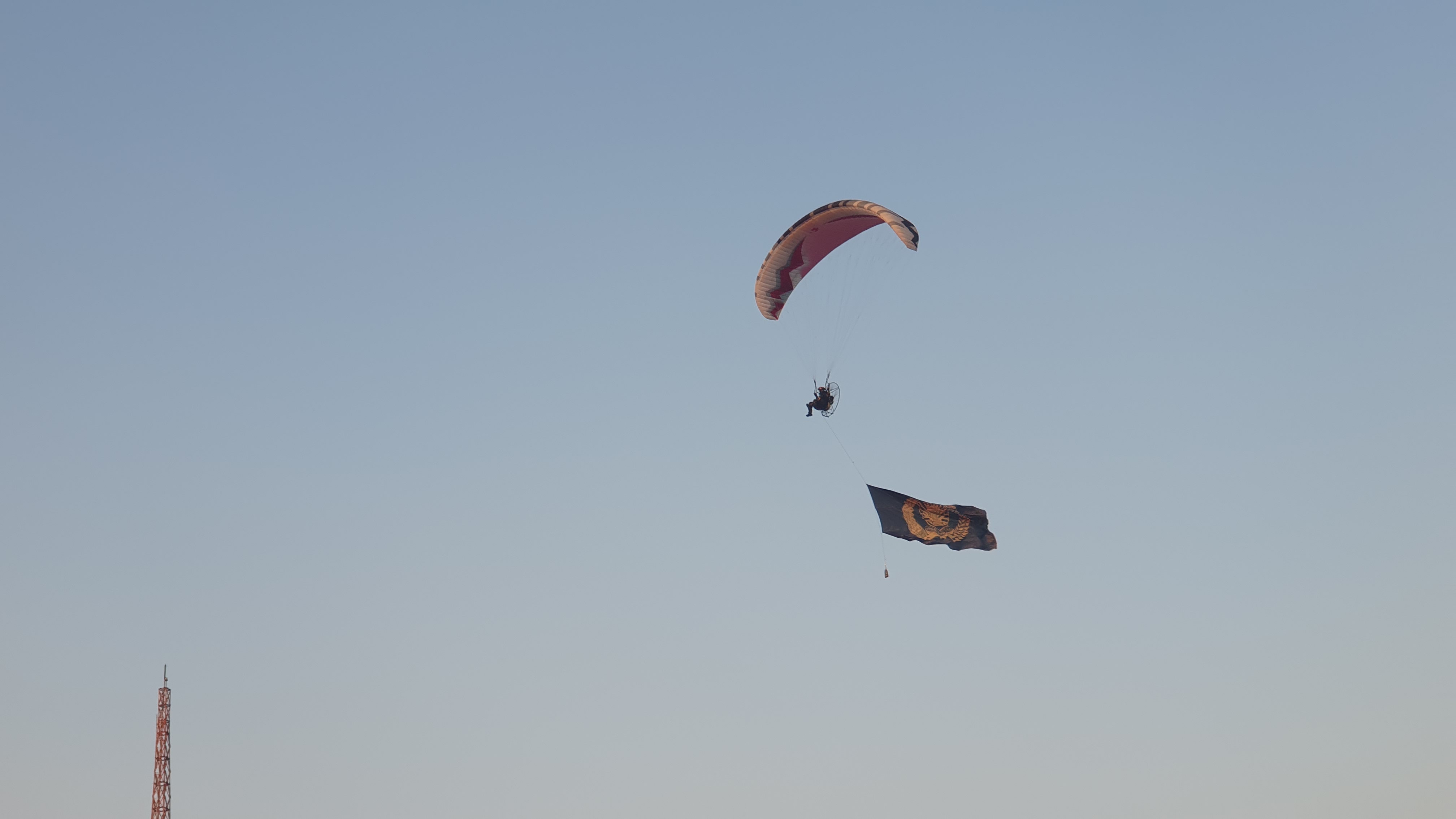 Atraksi Paramotor Brimob Jadi Magnet HUT Bhayangkara ke-80. (BeritaNasional/Bachtiar)