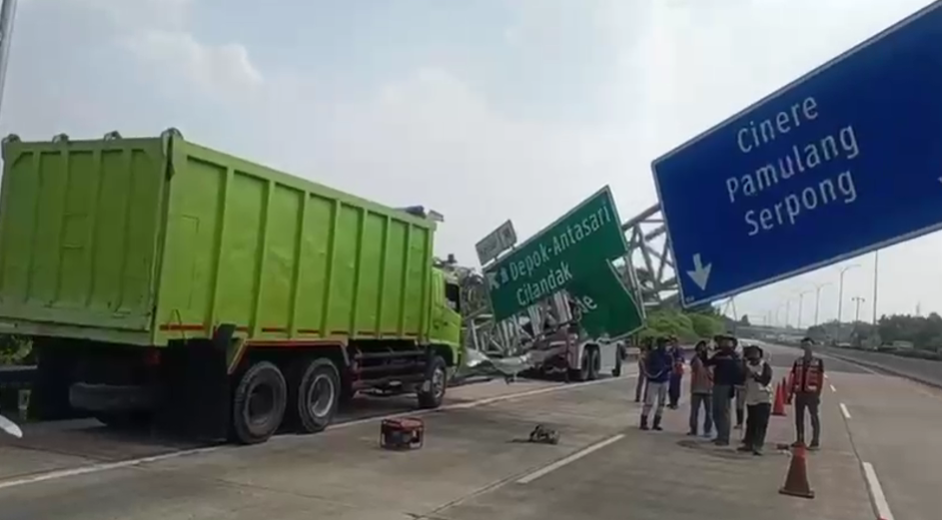 Bak Truk Menganga Tabrak Rambu Tol Cijago, Lalin Arah Limo Sempat Macet. (Foto/Ist)