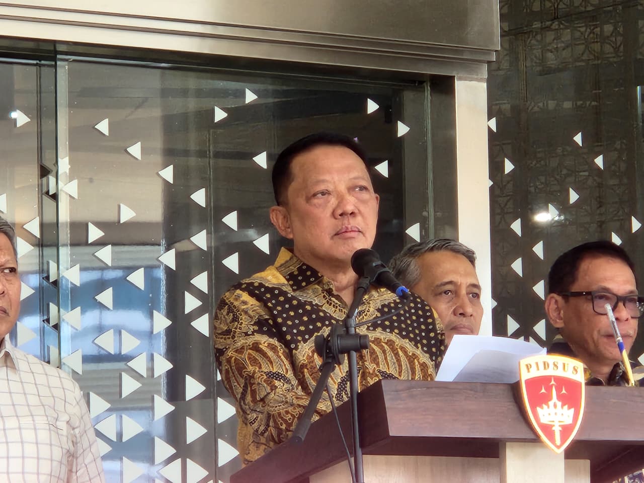 aksa Agung Muda Bidang Tindak Pidana Khusus (Jampidsus) Febrie Adriansyah berikan keterangan pers atas kasus yang menjeratnya. (BeritaNasional/Panji)