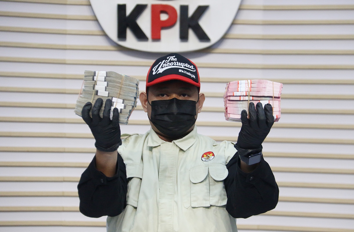 Petugas KPK menunjukkan barang bukti uang tunai saat konferensi pers operasi tangkap tangan Bupati Lombok Barat Lalu Ahmad Zaini di Gedung Merah Putih KPK, Jakarta, Selasa (21/7/2026). (Beritanasional.com/Oke Atmaja)