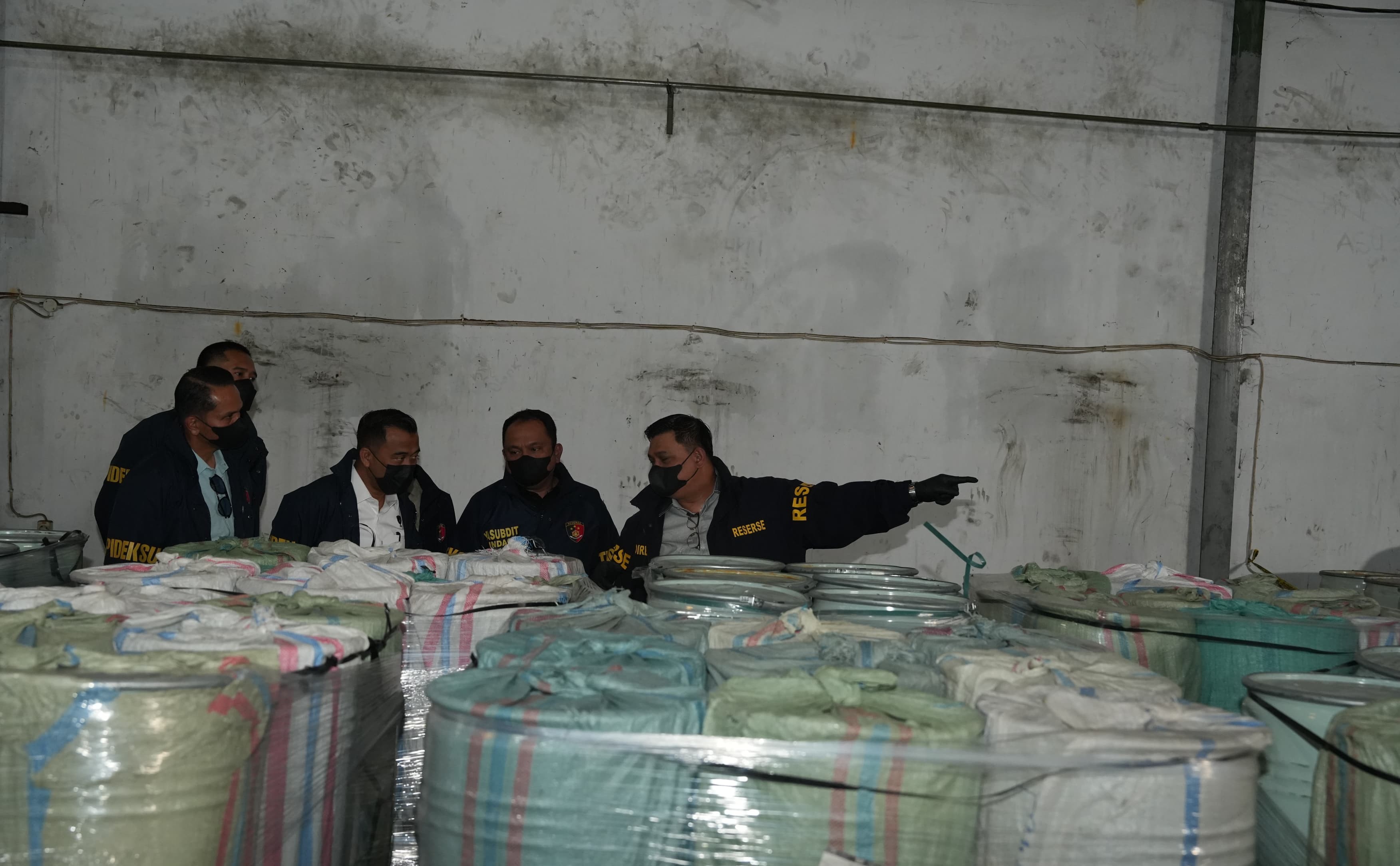 Bareskrim Polri membongkar bandar besar penjual sodium sianida untuk penambang emas ilegal. (Foto/Doc Bareskrim Polri)