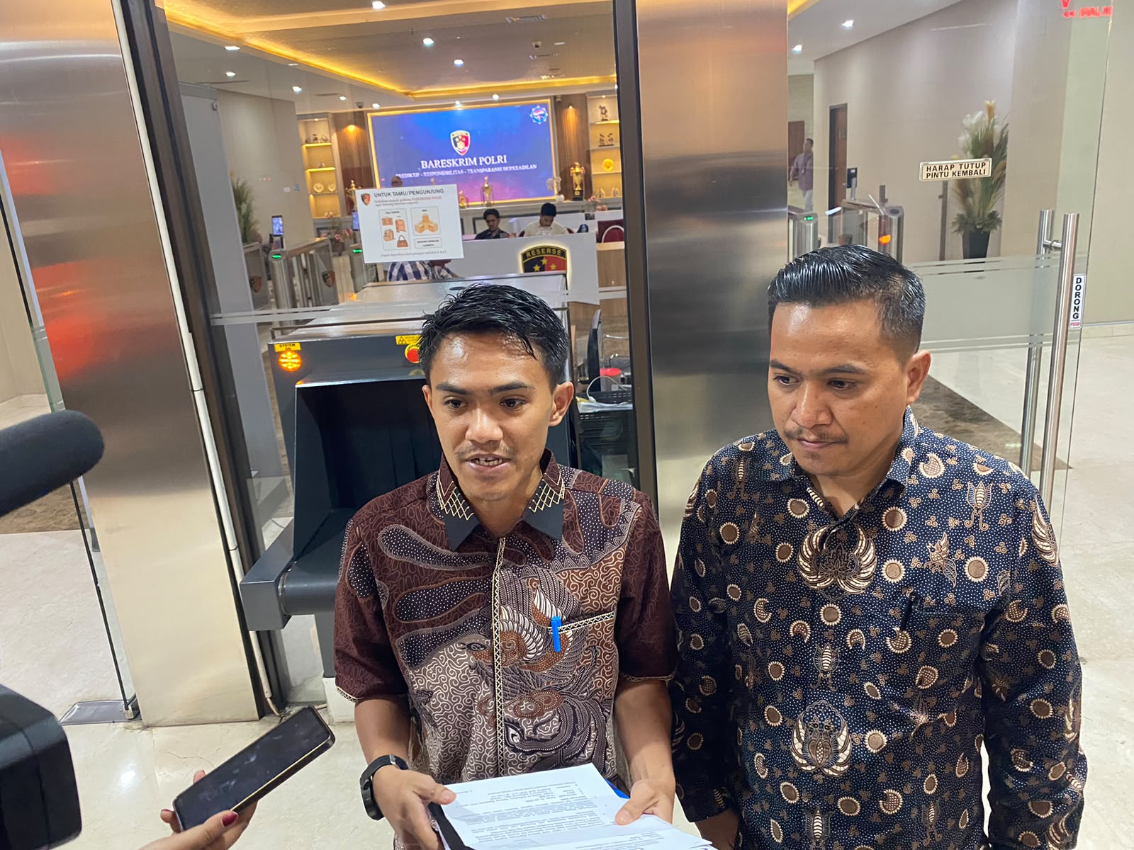 Kuasa hukum masyarakat Gowa saat mendatangi Bareskrim Polri. (Foto/Ist)