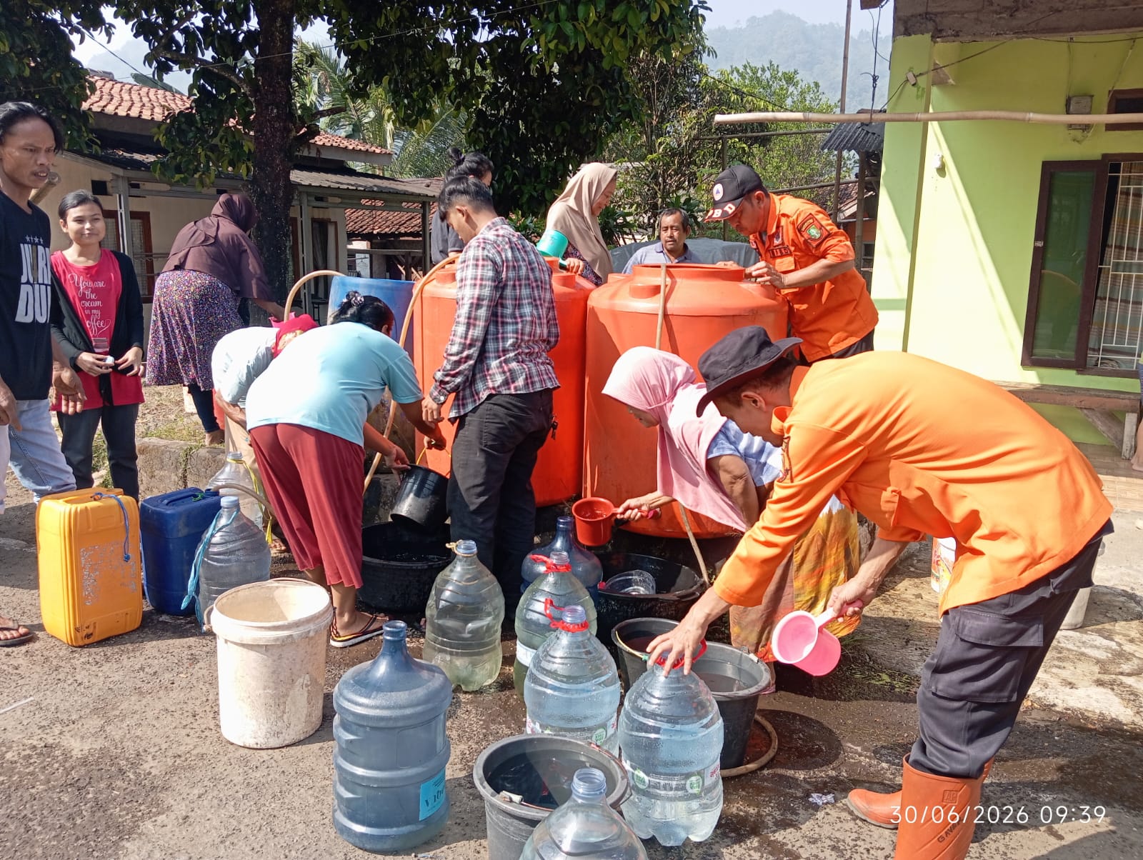Warga anteri demi mendapatkan air. (BeritaNasional/BNPB)