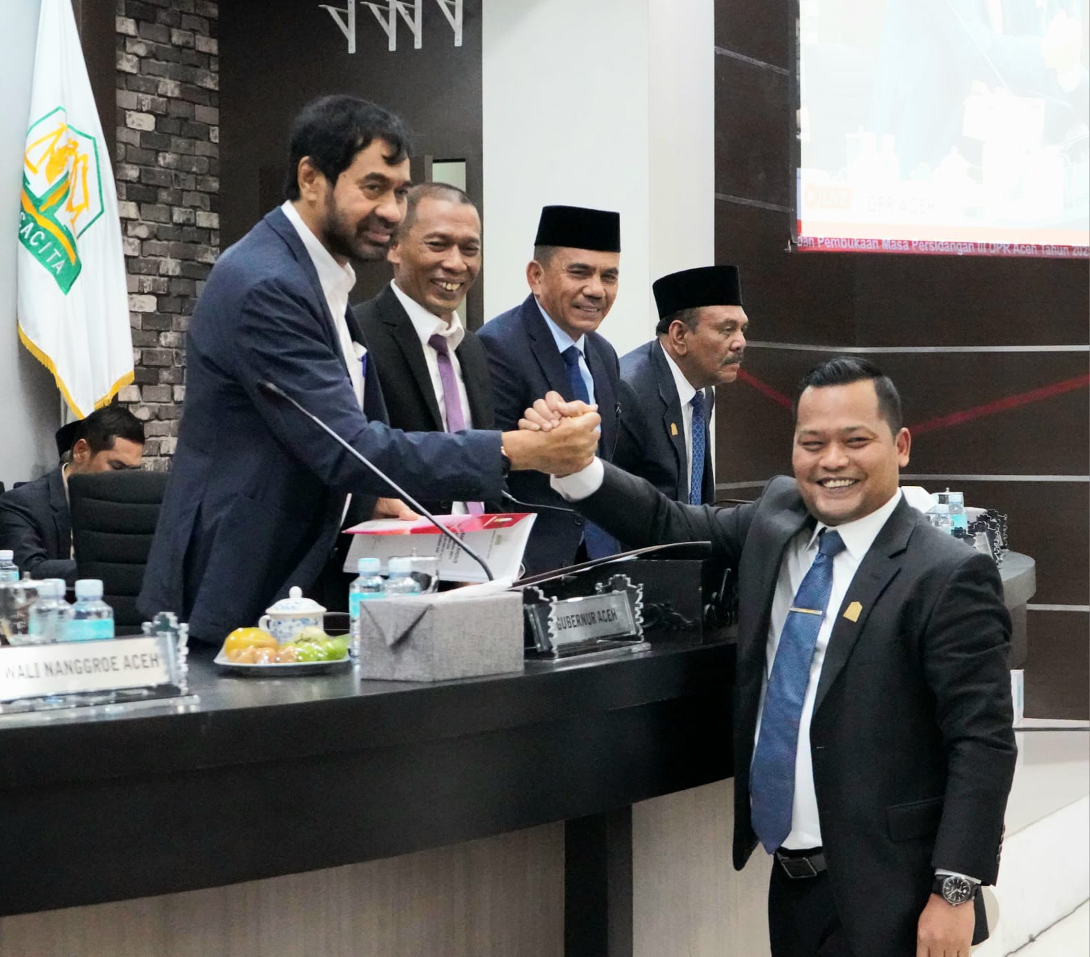 Gubernur Aceh Muzakir Manaf (Mualem) bersalaman dengan Nurdiansyah Alasta. (BeritaNasional/Istimewa)
