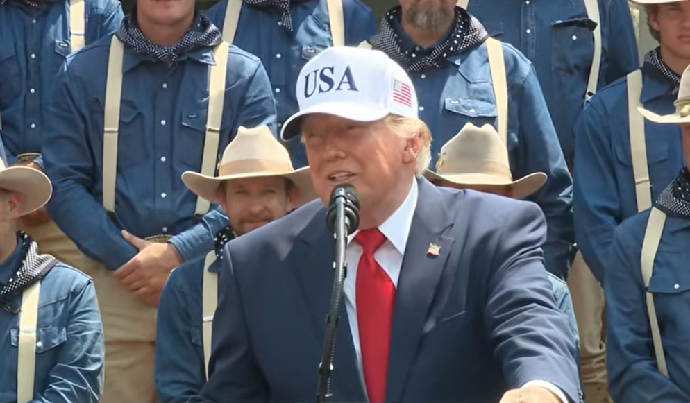 Presiden AS Donald Trump saat memberikan Medali Penghargaan untuk Roosevelt dan MacArthur dan anak-anak mereka, Rabu (1/7/2026). (BeritaNasional/YT White House)