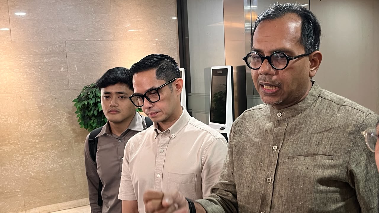 Aktor Dude Harlino (kiri) dan kuasa hukumnya, Haris Azhar mengembalikan honor BA dari PT DSI ke Bareskrim Polri, Kamis (23/7/2026). (BeritaNasional/Bachtiar)