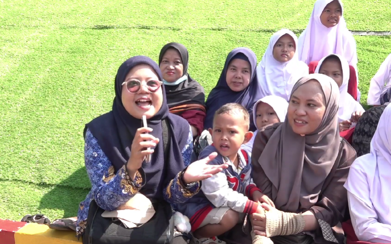 Guru Madrasah Ibtidaiyah (MI) Nurul Huda bersama para siswa. (Foto/Ist)