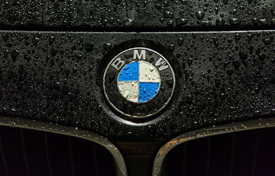 Ilustrasi logo BMW. (Foto/unsplash Denis Nuțiu)