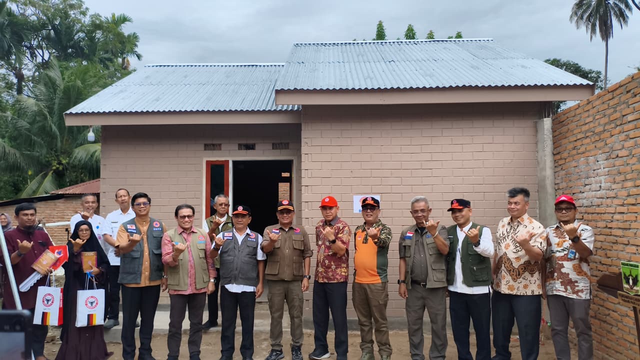 BNPB Serahkan Kunci Hunian Tetap bagi Korban Siklon Senyar di Sumatra Barat. (Foto/BNPB)