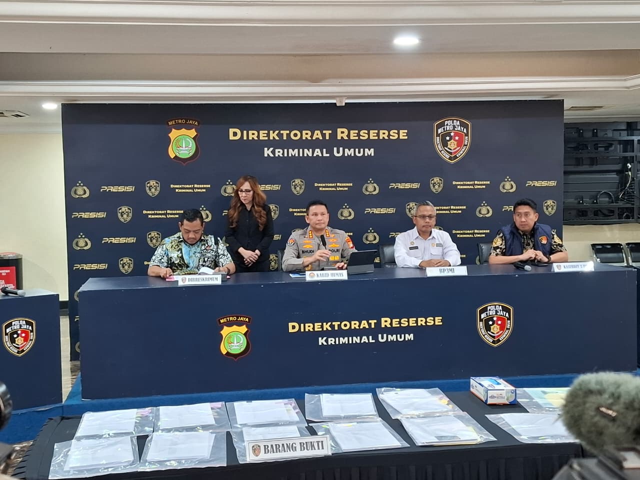 Direktur Reserse Kriminal Umum Polda Metro Jaya Kombes Pol Iman Imanuddin (paling kiri) memberikan keterangan pers. (BeritaNasional/Bachtiarudin)