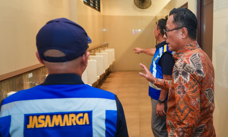 Kepala BP BUMN Dony Oskaria tinjau sarana di Rest Area Travoy KM 88A dan KM 88B Tol Cipularang. (BeritaNasional/Panji)