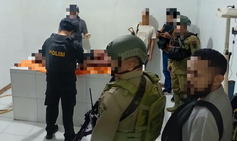 Jenazah Brigpol Fredi Lukas Awes dibawa ke rumah sakit. (BeritaNasional/Bachtiarudin)