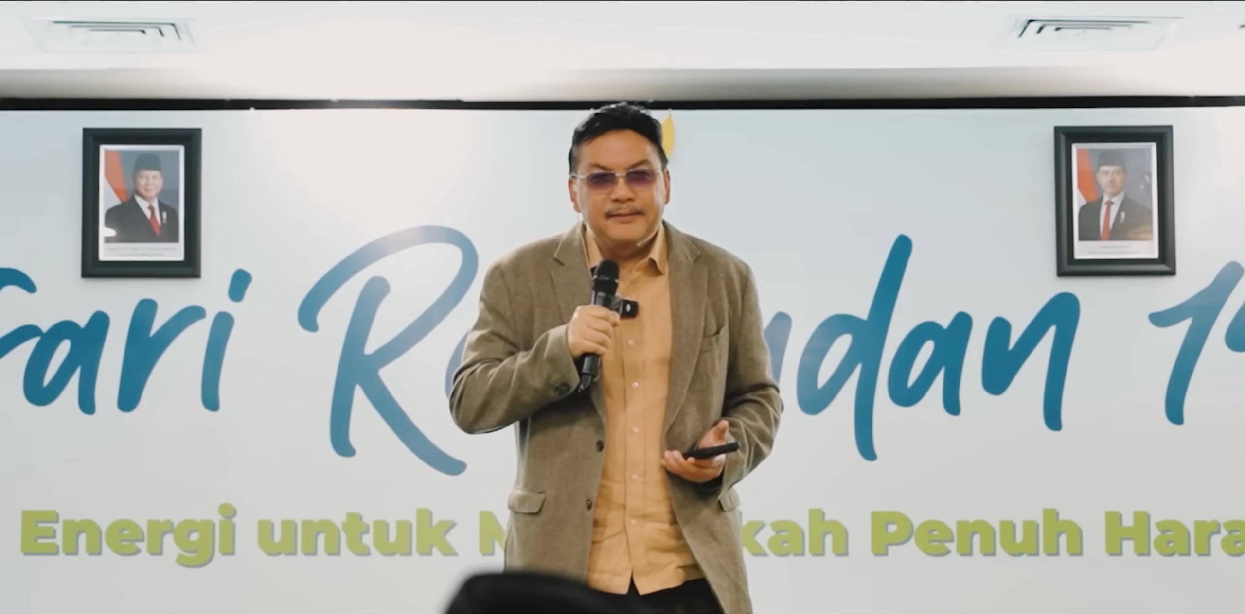 Buku Puisi Esai Denny JA Akan Diterjemahkan ke 35 Bahasa. (Foto/istimewa)