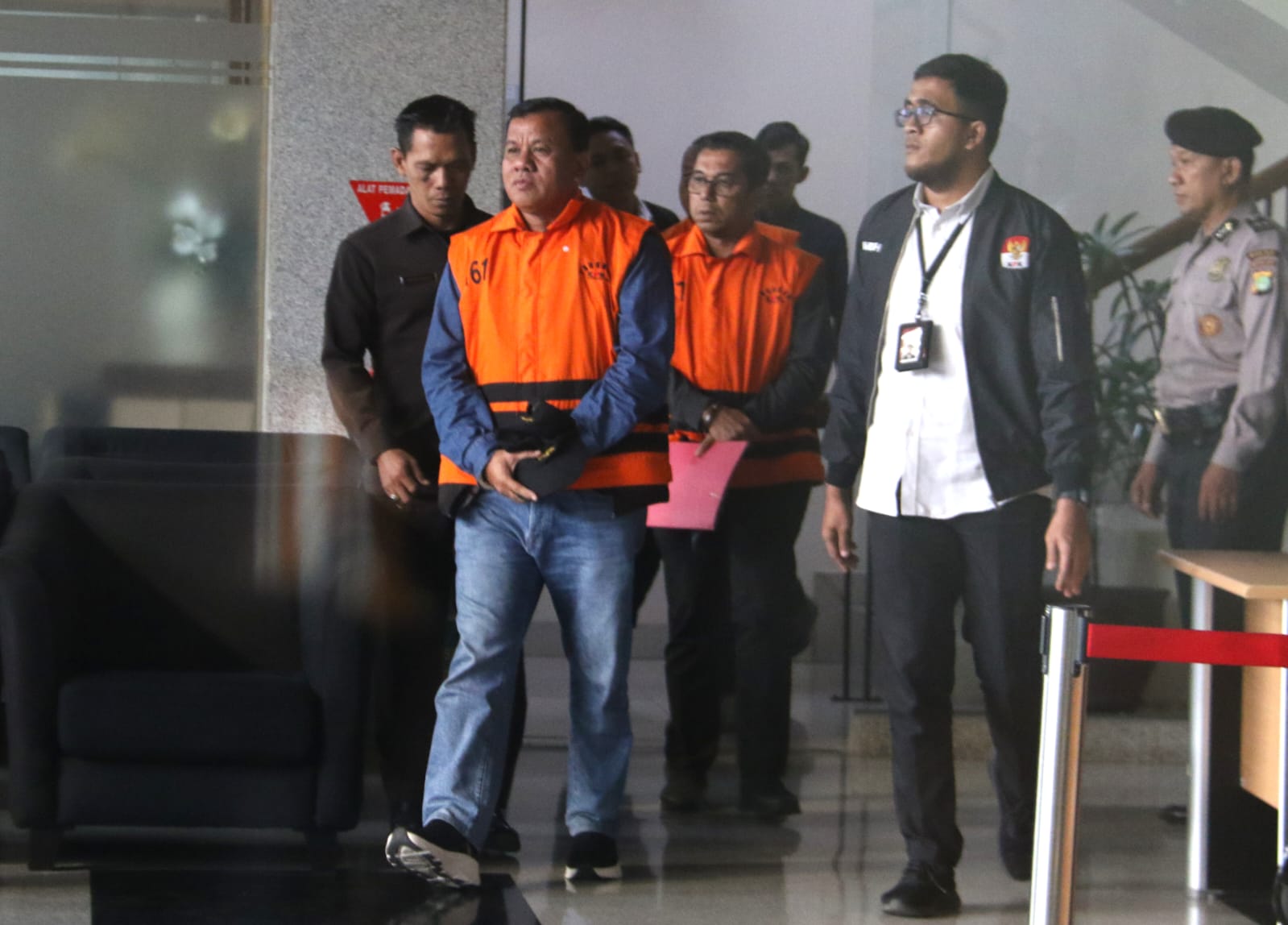 Tersangka Bupati Kuansing Suhardiman Amby (SA) kenakan rompi tahanan KPK. (BeritaNasional/Oke Atmaja)