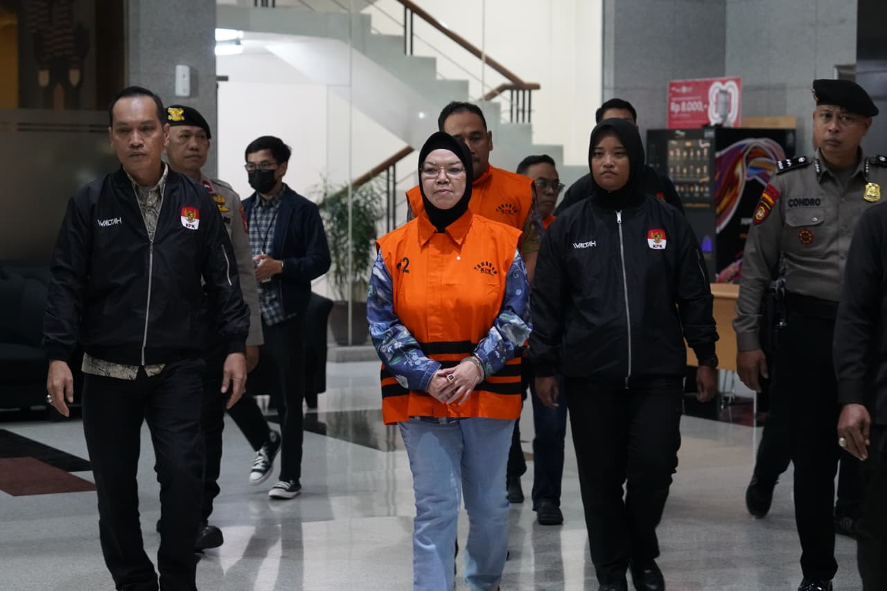 Tersangka kasus pemerasan Bupati nonaktif Sukoharjo Etik Suryani (tengah) di Gedung Merah Putih KPK. (Foto/Dokumentasi KPK)