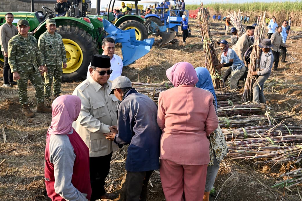 Presiden Prabowo Subianto bersalaman dengan salah satu buruh tani tebu. (BeritaNasional/Setpres)
