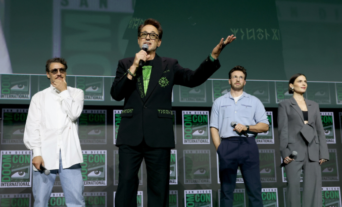 Robert Downey Jr. (tengah depan), Chris Evans (tengah kanan), Pedro Pascal (kiri), dan Hayley Atwell (kanan) di Hall H Comic-Con San Diego, Sabtu (25/7/2026). (BeritaNasional/IG Marvel Studios)