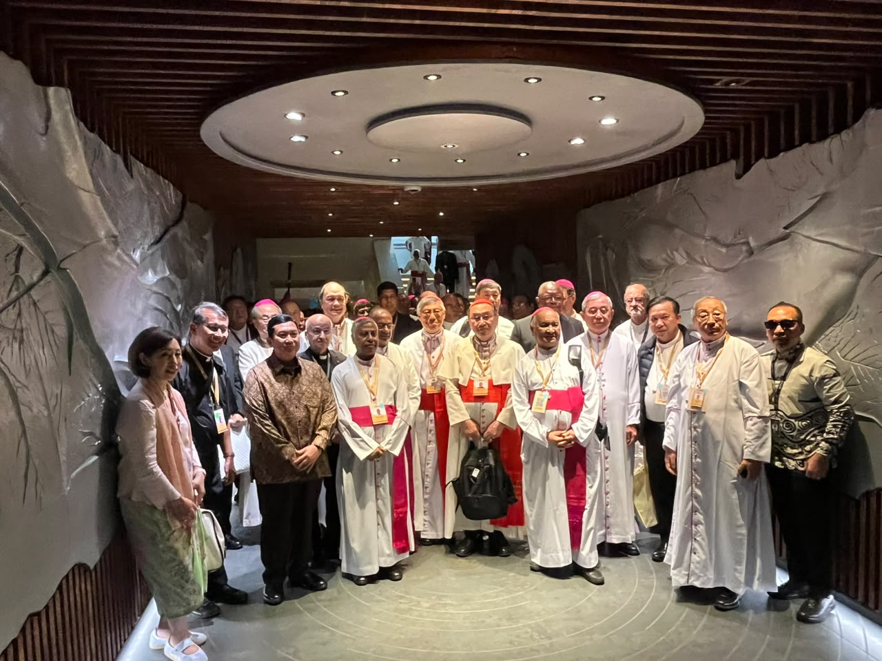 120 kardinal dan uskup dari Asia kunjungi Terowongan Silaturahmi usai Sidang Pleno Federation of Asian Bishop's Conferences (FABC) pada Minggu (26/7/2026). (BeritaNasional/Kemenag)