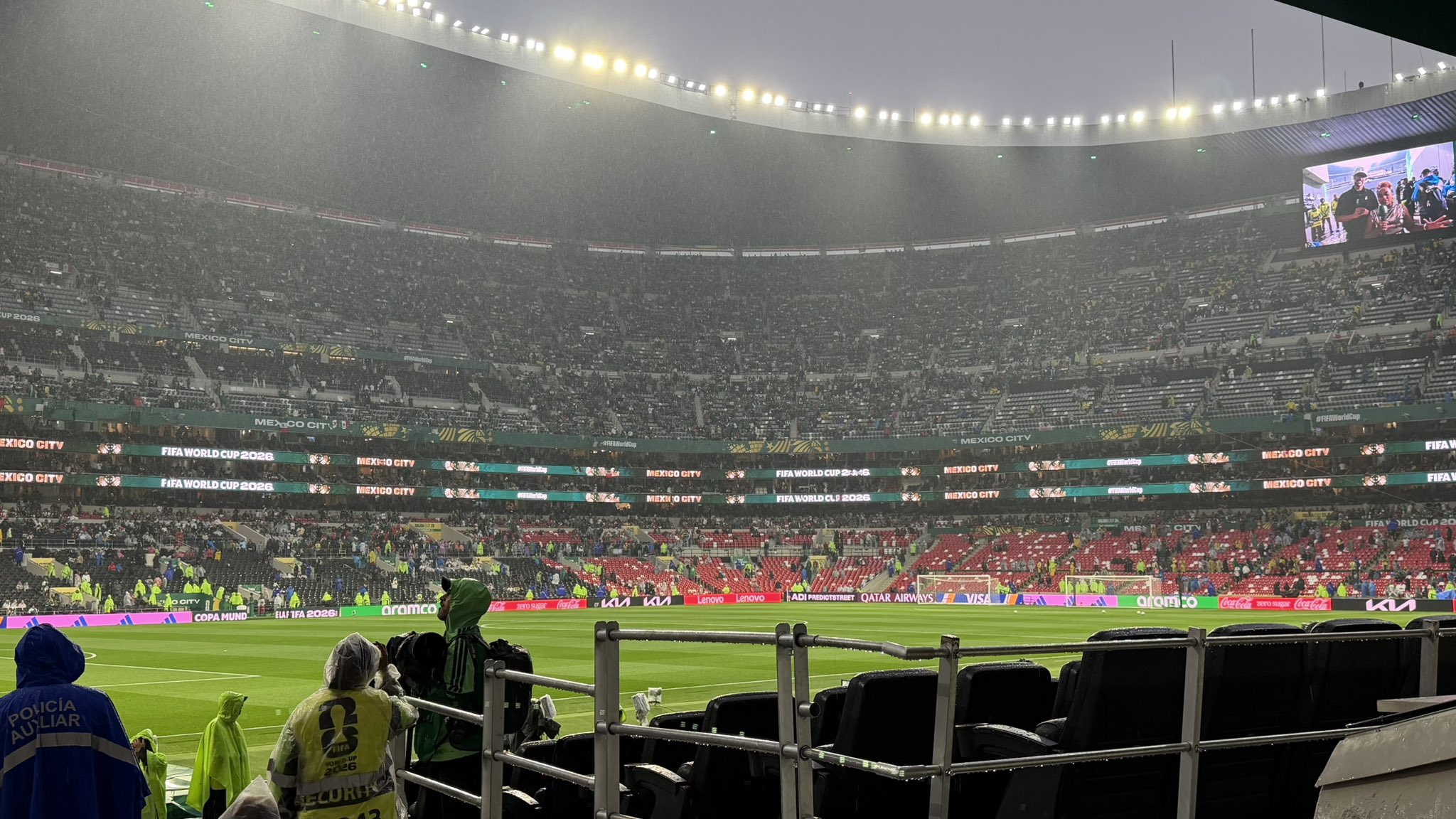 Cuaca Ekstrem Ganggu Piala Dunia, Laga Meksiko vs Ekuador Ditunda. (Foto/X @@RodolfoLanderos).