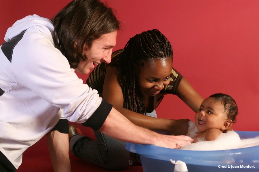 Foto Lamine Yamal saat bayi dan ibunya Sheila bertemu dengan Lionel Messi dalam sesi foto. (Foto/Unicef/Joan Monfort)