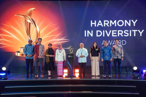 Kardinal Orlando Quevedo (empat dari kanan) meraih penghargaan Harmony in Diversity Award 2026. (Foto/dok Harmony in Diversity Award)