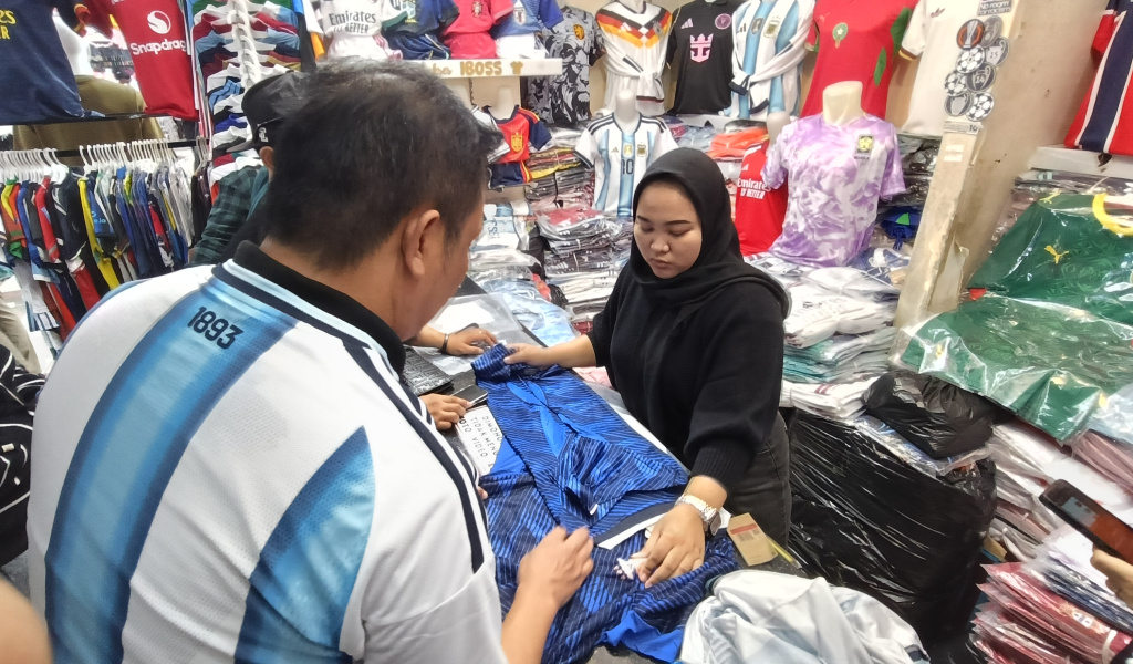 Pembeli memilih Jersey di Pasar Tanah Abang, Jakarta, Kamis (2/7/2026). (Beritanasional.com/Oke Atmaja)