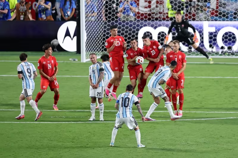 Pertandingan Argentina vs Swiss. (Foto/FIFA)