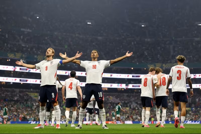 Timnas Inggris saat merayakan gol ke gawang Meksiko. (Foto/FIFA)