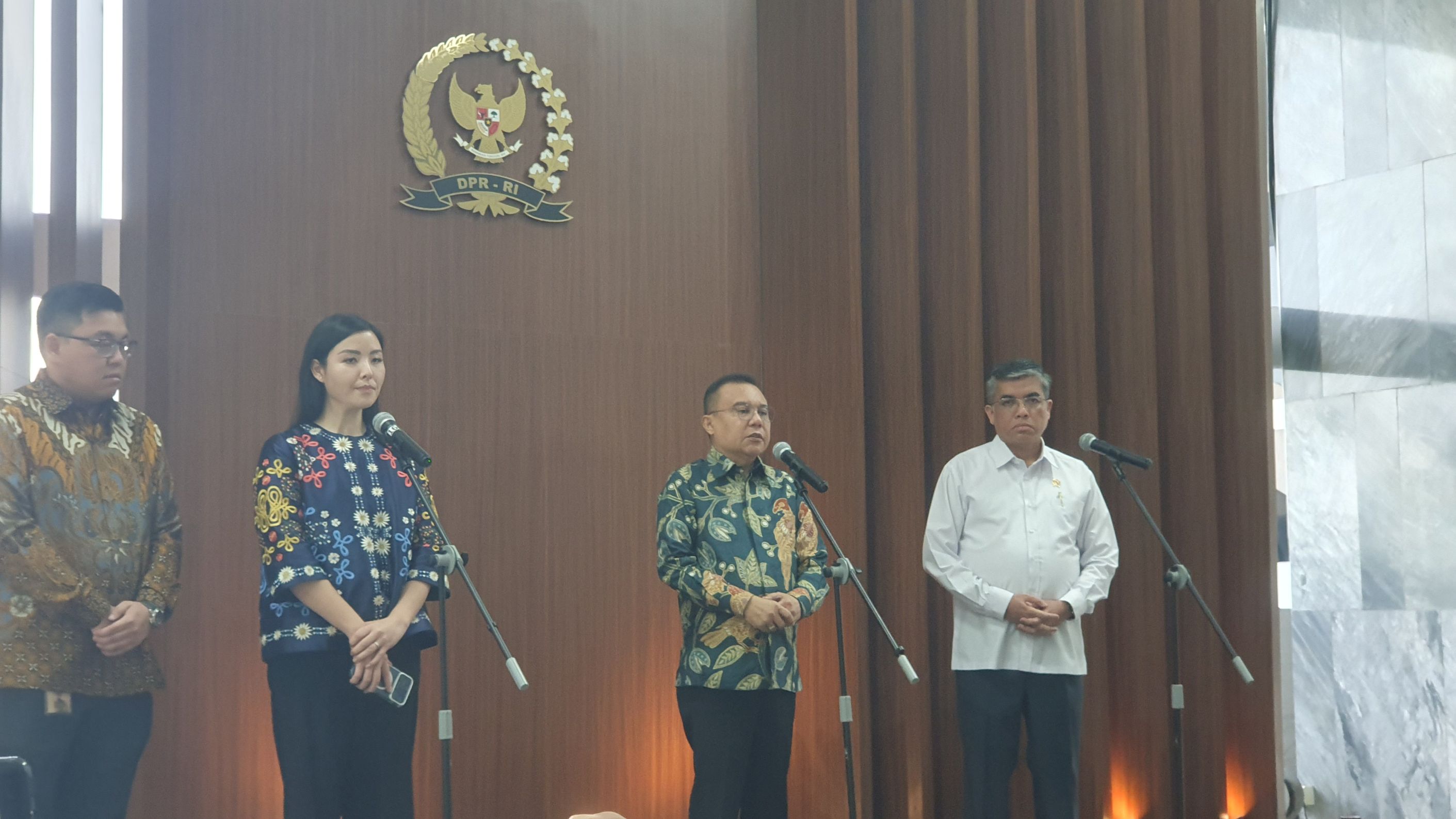 Wakil Ketua DPR RI Sufmi Dasco Ahmad (tengah), bersama dengan Menaker Yassierli (kanan) dan Executive Director of Tokopedia and TikTok Shop Indonesia Stephanie Susilo (kiri). (BeritaNasional/Bachtiar)