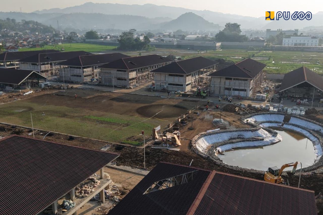 Progres pembangunan Sekolah Rayat yang dibangun di Kabupaten Bandung Jawa Barat. (BeritaNasional/KemenPU)
