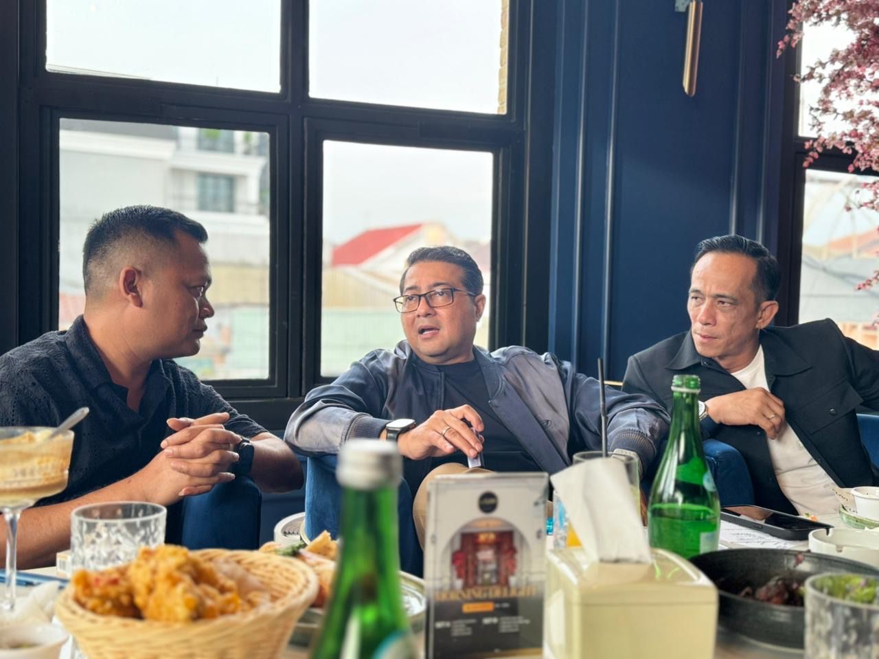 Eks Sekjen Partai Demokrat Teuku Riefky Harsya sekaligus tokoh Aceh (tengah) beri dukungan untuk Nurdiansyah Alasta (kiri) di Musda Aceh 2026. (BeritaNasional/Istimewa)