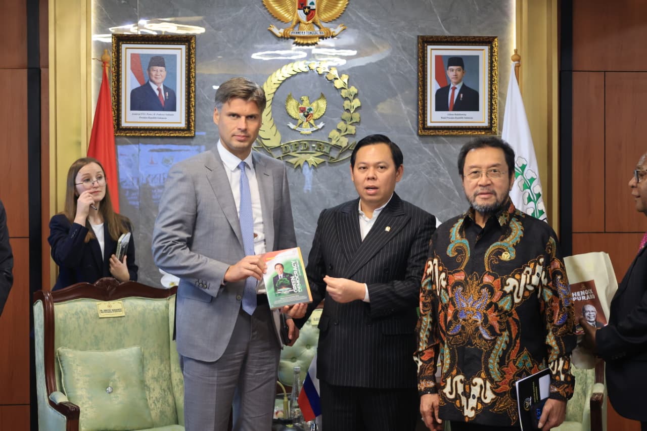 Ketua DPD RI Sultan Baktiar Najamudin bersama Delegasi Roscosmos Federasi Rusia yang dipimpin Director General Roscosmos Dmitry Bakanov. (BeritaNasional/istimewa)