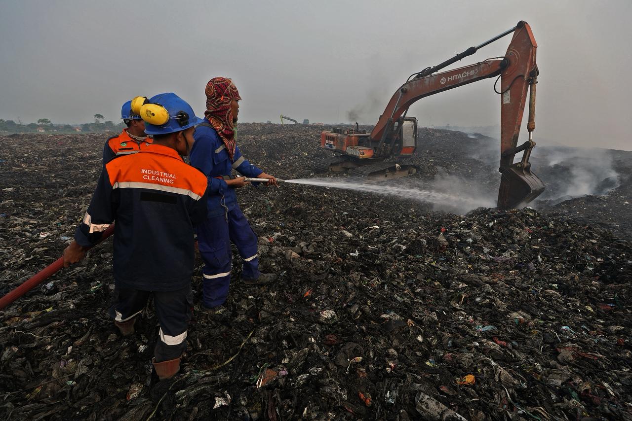 Petugas berusaha memadamkan api yang membakar TPA Jatiwaringin Tangerang Banten. (BeritaNasional/BNPB)